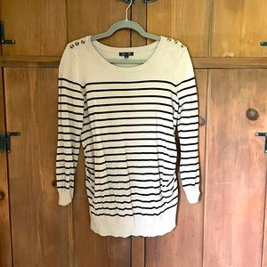 *Maternity long-sleeved shirt